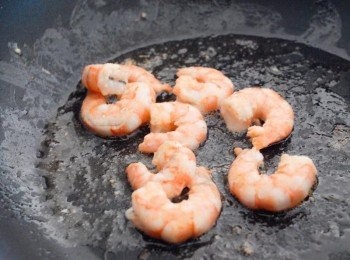 step1: 燒熱鑊後下油，先將蝦煎熟，盛起備用