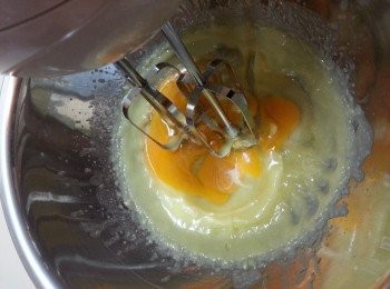 step2: 牛油室溫放軟,,分3次加入糖,,用電動打蛋器打勻,,再加入雞蛋打勻