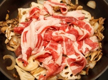 step3: 倒入蓮藕片稍微拌炒後加入牛肉片。