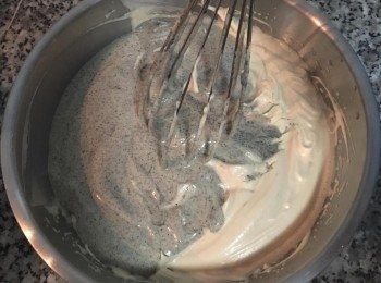 step11: 接著將<span class="group_2">蛋黃糊</span>倒進剩下的<span class="group_3">蛋白霜</span>裡，快速且輕手的混勻。