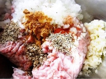 step2: 把洋蔥及蒜頭切至細碎。這樣就會令肉丸有鬆鬆的口感但卻不會太感覺吃到一粒一粒的洋蔥。