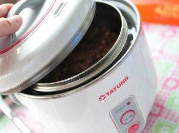 step3: 外鍋約1量杯水蓋上鍋蓋燉煮至電源跳起即可