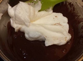 step8: 把1/3蛋白霜加入朱古力蛋黃糊拌勻