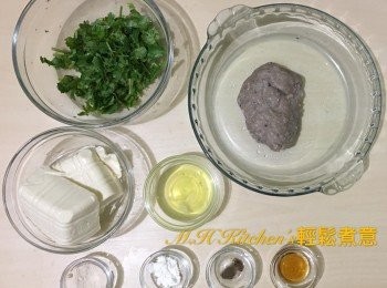 step2: 沖水洗淨去尾切段粒 
豆腐去掉水份