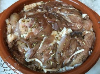 step1: <a href="https://bit.ly/2ZxapeY" target="_blank" data-keyword="雞扒" class="guide-link"><strong>雞扒</strong></a> <span style="display:inline-block;vertical-align:middle;margin-top:-3px;color:initial;border-radius:3px;padding:2px 3px;font-size:12px;line-height:14px;background:#87d300;color:#fff;">即買</span> 用糖, 豉油, 迷迭香醃最少30 分鐘