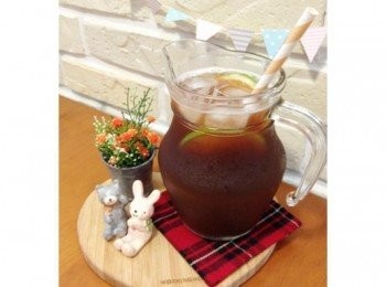 step3: 倒入些許冰塊和檸檬片~~清涼唷^^" 噗滋噗滋的))))