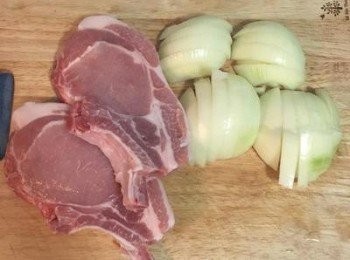 step1: 洋蔥切條狀，豬大排洗淨擦乾。