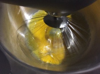 step4: 將蛋黃漿和砂糖攪勻。