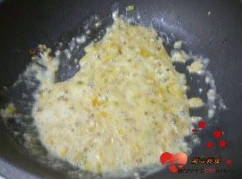 step5: 放入壓碎鹹蛋黃炒至起泡(我喜歡塊狀的蛋黃所以沒壓很碎)