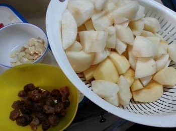 step1: 將雪梨,蘋果去皮(因為要攪碎,為不影響色澤,所以去皮)水滾將所有材料加入煮40分鐘,再加適量冰糖調味,煮多10分鐘待冰糖溶解,試味,如不夠甜再加冰糖煮溶