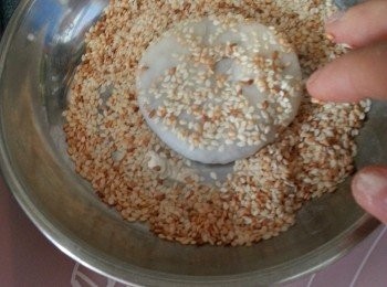 step9: 將餅沾上適量白芝麻