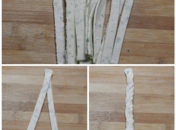 step9: 脆脆卡好圈也很簡單，先把蔥油派切長條，兩條兩條捲好