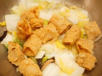 step3: 再來加入豆皮、香菇水與高湯煨煮。