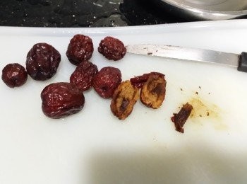 step3: 將(3)切開，取籽去掉。