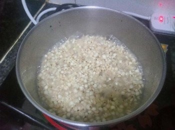step1: 將雪梨、橙、蘋果去皮去核切粒; 菠蘿片切粒; 生薏米浸泡後用大火煮熟及煮至軟身。