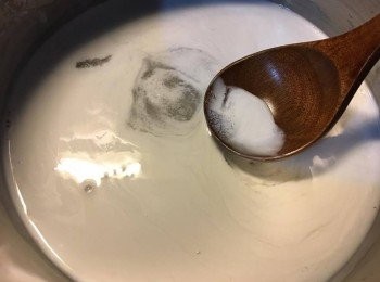 step2: 把椰漿、砂糖以細火慢慢煮溶，跟住加鹽拌勻，要試一下味, 如不夠可再加糖或鹽, 調到適合自己的甜咸度