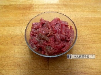 step1: 牛肉醃10分鐘(醃料: 生抽、酒各1茶匙，糖半茶匙，胡椒粉少許，水1湯匙)。