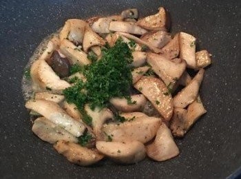 step5: 湯汁快收乾時，入巴西里葉炒勻即可起鍋盛盤。