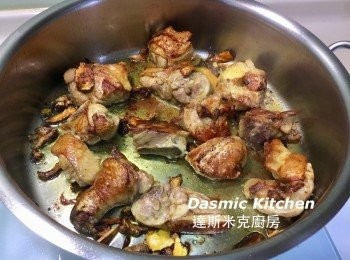 step5: 把雞肉塊平均在鍋底(雞皮朝下放置），蓋上鍋蓋，兩面各油煎約2分鐘至表面呈焦黃色