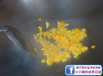step3: 先用少少油爆香黃椒粒，然後盛起備用~
