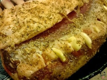 step4: 蒜頭切片。在羊架上刺一些小孔，把蒜片塞入小孔。醃約半小時。