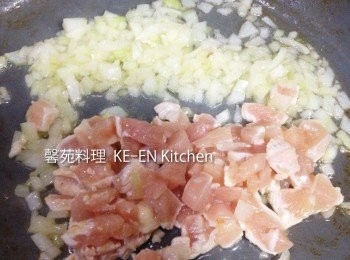 step1: 平底鍋放入1大趙州橋油炒洋蔥、雞肉