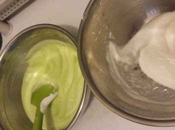 step6: 6)將1/3蛋白霜加入蛋黃麵糊內，輕手略拌勻，加入餘下蛋白霜，輕手拌勻，倒入烤模內，再放進另一大焗盤內，在焗盤內加入熱水至烤模的1/3高