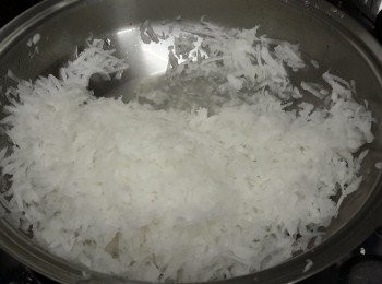 step2: 先將白蘿蔔刨絲，然後放入鍋內煮沸（不用加水，因蘿蔔充滿水份）加兩湯匙油，兩茶匙鹽，兩茶匙糖，白胡椒粉少許，然後再煮沸。將蘿蔔絲瀝乾水備用。另將蘿蔔煮出來的水待涼備用