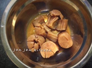 step1: 冬菇浸軟、瑤柱用清水浸2小時，兩樣均用麻油、胡椒粉及少許豉油稍醃。冬菇蒸熟切粒，瑤柱則加薑絲隔水蒸20-30分鐘，留鍋內再焗至軟身，拆絲備用，保留蒸瑤柱水。