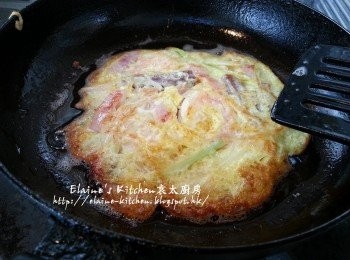 step8: 鑊中加入油燒熱 , 將適量材料放入鑊中用慢火慢慢煎至兩面金黃色