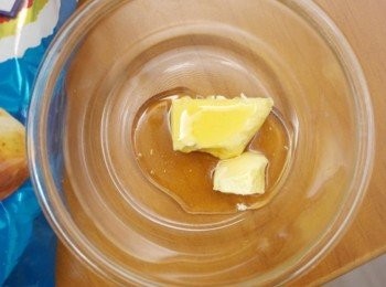 step2: 把蜂蜜和奶油放在可微波的容器~~ 放進微波約30-40秒融化即可!!