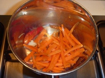 step2: 取小鍋子,放入孜然,花椒,蒜碎及辣椒小火炒香,離火微降溫續倒入酒,味霖,葫蘆吧及白米醋再沸騰,加入步驟1拌勻.