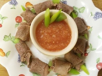 step3: 把牛小排肉片燙熟後，把蘆筍片卷入牛小排肉片中，寶寶吃的部位依據寶寶的咀嚼能力剪碎，再拌入莎莎醬汁，搭配燉飯或米飯。大人的部分直接沾醬汁吃就很好吃喲