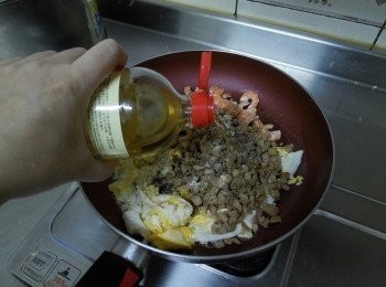 step3: 同鍋熱油，加入蛋、白飯翻炒拌勻，再加入菜圃與蝦仁及少許味霖、胡椒粉調味， (我阿嬤是用少許糖，我用味霖來代替糖)