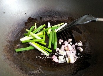 step3: 燒紅鑊 , 爆香蔥段及乾蔥碎