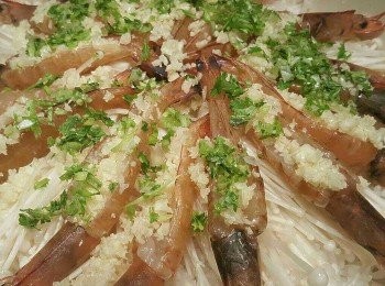 step5: 將蒜蓉鋪系蝦入面。加上芫茜蔥， 倒入1 湯匙豉油同1湯匙麻油， 細火15 分鐘。