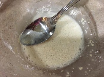 step3: 把乾酵母加入一湯匙開水, 放置10分鐘後, 再加入泡打粉攪拌均勻