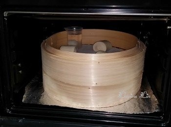 step16: 然後在饅頭表面噴點水, 放入烤箱發酵, 溫度約30度。