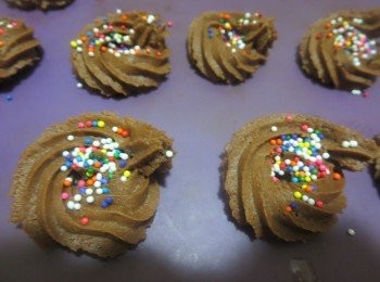 step6: 装入裱花袋，我分了两次装的。在烤盘上挤出曲奇花纹。
入预热180度烤箱中层上下火烤15-18分钟。
放烤网晾凉后密封保存。口感超棒。