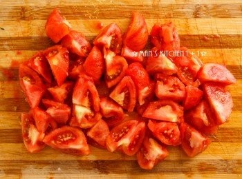 step1: 首先將番茄去皮切塊。