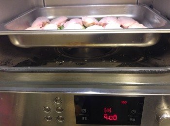 step3: 用蒸爐爐温100度蒸4分鐘, 然後再焗3分鐘。(明火都是蒸4焗3分鐘。) <a href="https://bit.ly/3zHU5V3" target="_blank" data-keyword="雞翼" class="guide-link"><strong>雞翼</strong></a> <span style="display:inline-block;vertical-align:middle;margin-top:-3px;color:initial;border-radius:3px;padding:2px 3px;font-size:12px;line-height:14px;background:#87d300;color:#fff;">即買</span> 需平鋪計算時間, 如從叠請自行判斷時間。