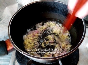 step20: 將薑粒及乾蔥粒爆香後 , 加入生抽 , 少許鹽焗粉及糖拌勻調味