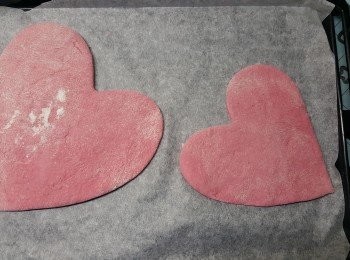 step4: 用麵粉棒壓扁麵糰，將麵皮放在焗盆上，再用心型模具印出心心麵皮。