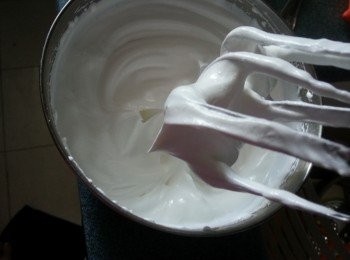 step21: 用電動打蛋機將淡忌廉分3次加入糖霜打至企身(時間不要打得過長,否則淡忌廉會變成水,裝淡忌廉的器皿亦不能夠有水份及雜質)
