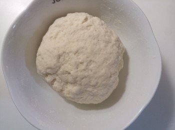 step2: 放入冷水混合至無粉的麵團，包保鮮膜發酵30分鐘