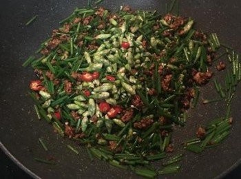 step6: 加入韭菜花和辣椒拌兩下後加入水嗆滾，試味道調整，即可起鍋。