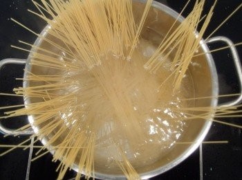 step8: 豬排快完成時,將義大利麵放入鍋裡(已煮滾的煮麵水)煮至喜歡的軟硬度。煮麵的時間依麵條包裝背面寫的建議時間參考)。