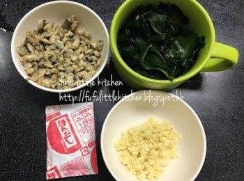 step1: 海帶乾用水浸軟，蜆仔洗一洗備用。