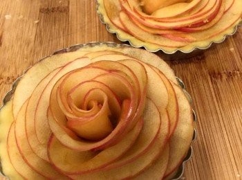 step9: 蘋果玫瑰花和蘋果片，