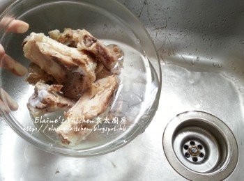 step2: 盛起放入大碗內沖洗乾淨再倒去水份